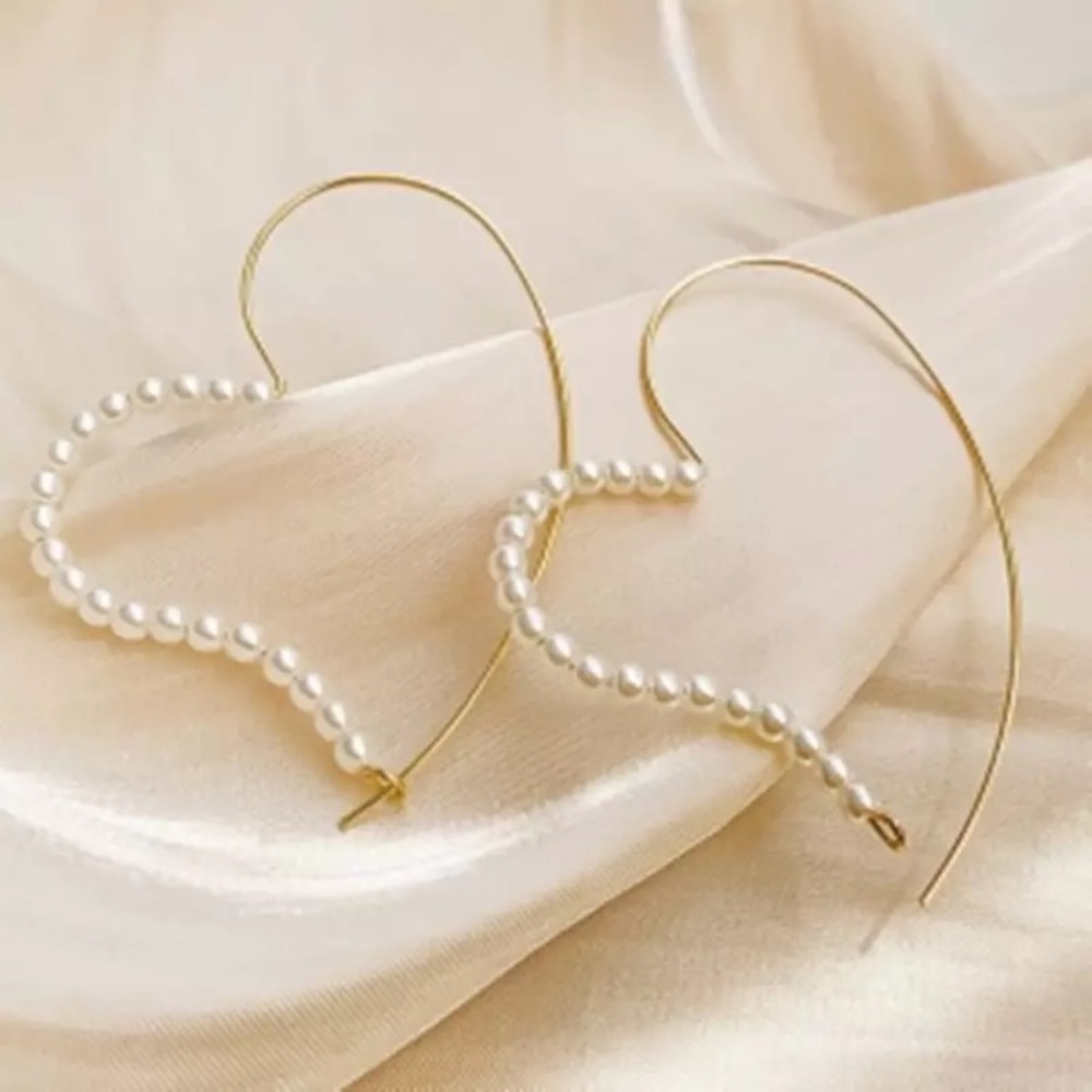 “Queen of Hearts” Pearl Hoop Dainty Retro Earrings - Picture 1 of 12